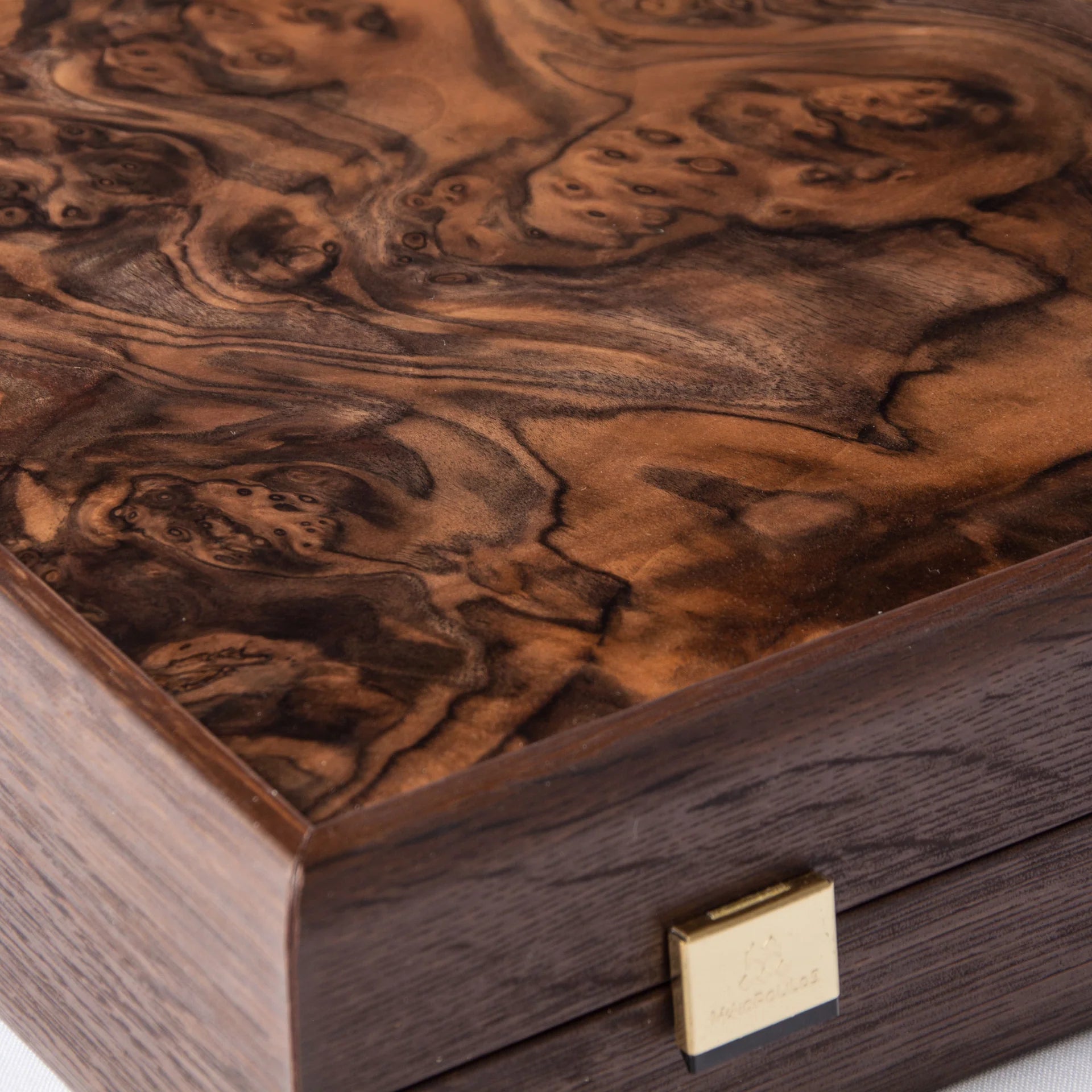 California Walnut burl Backgammon zoom on the wood