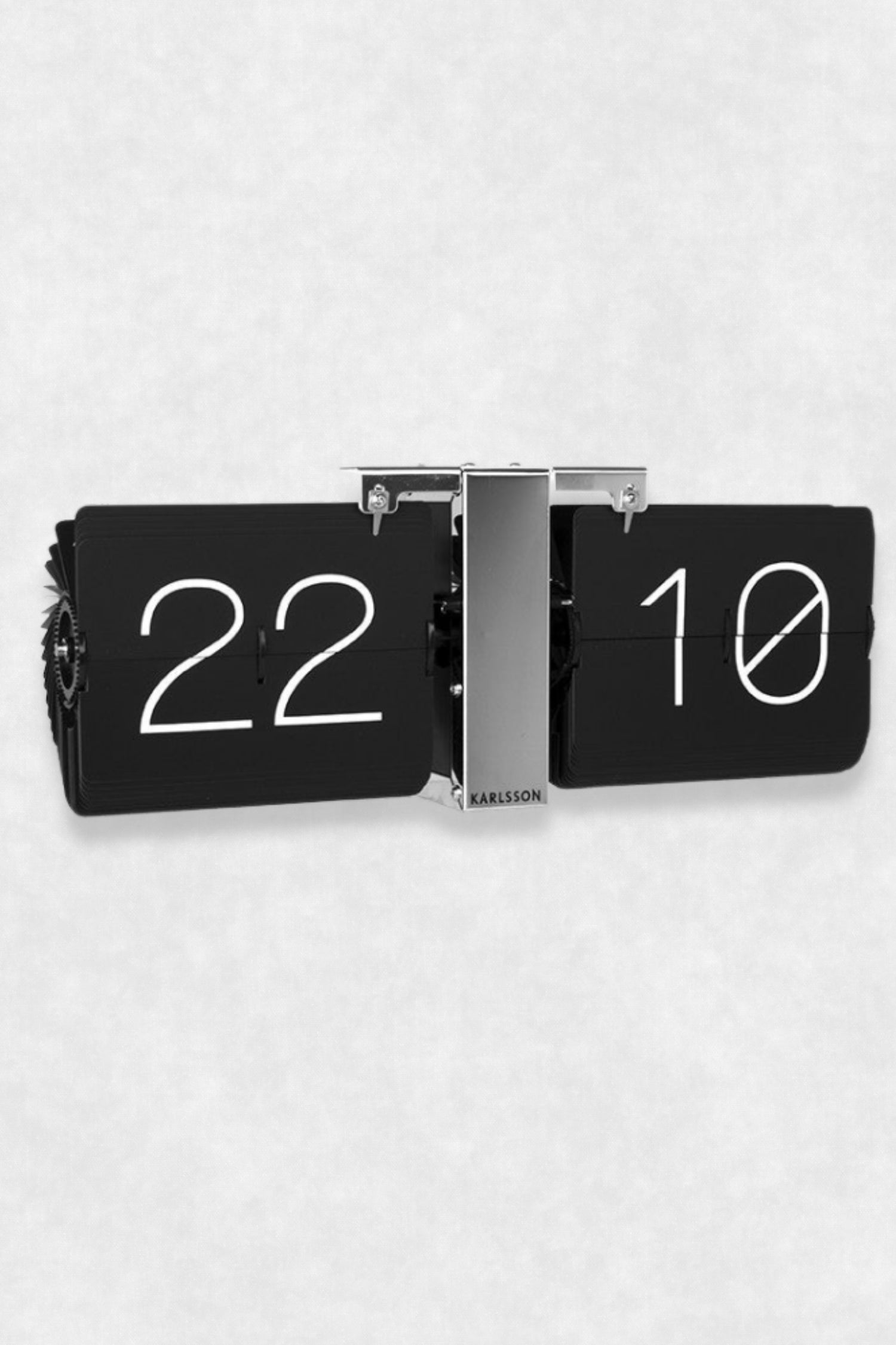 Flip clock Black and Silver Slighlty inclined view