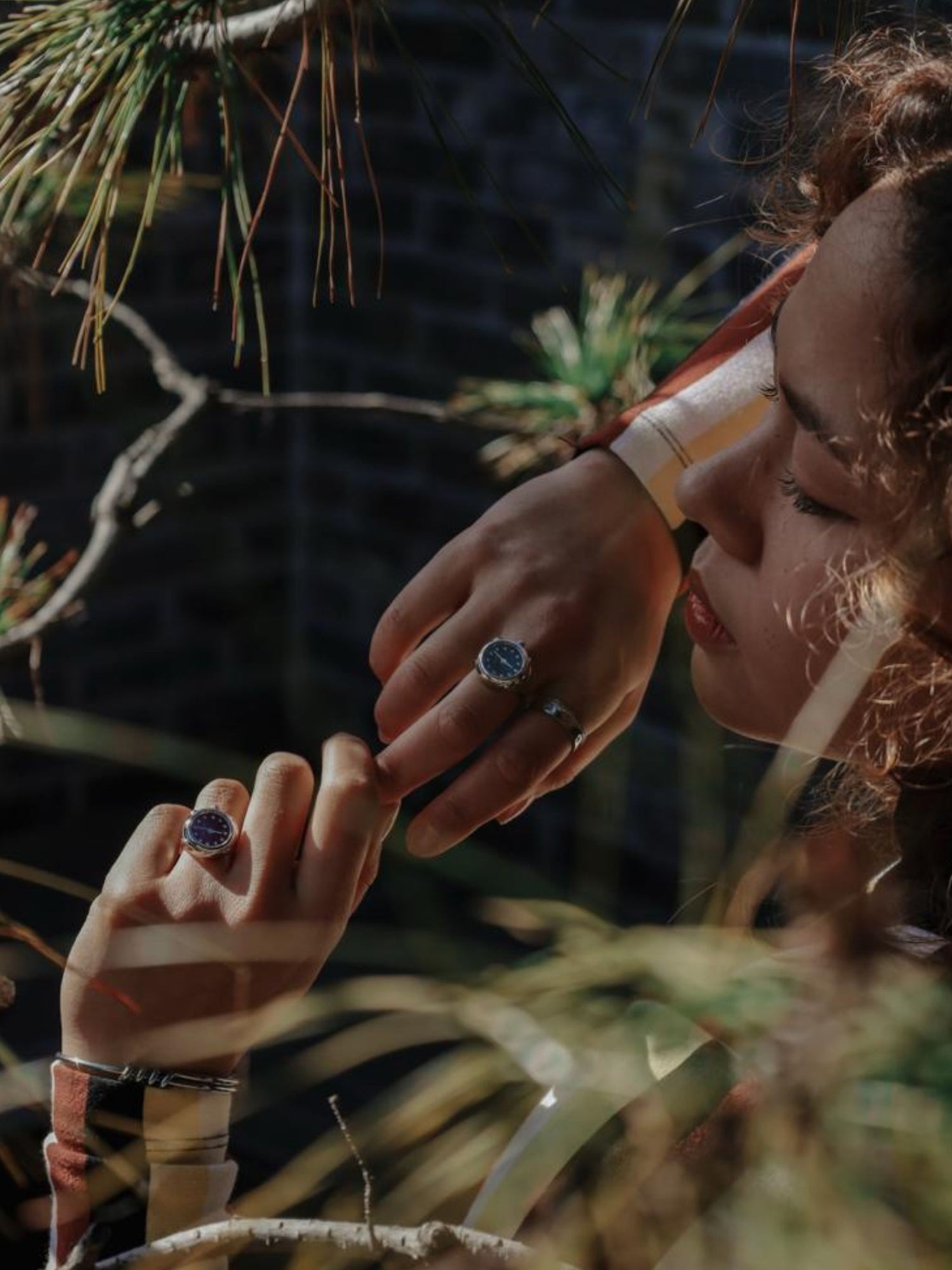 Bagues montres Maison Davis portées au doigt – collection de montre bagues