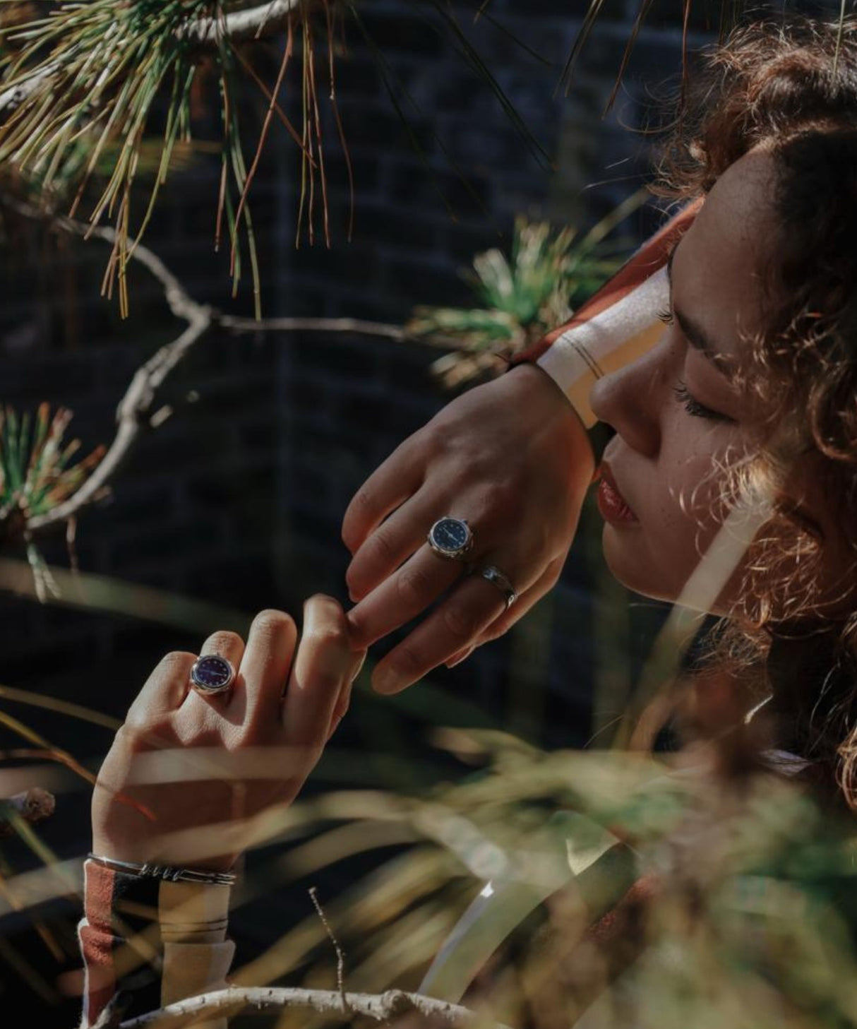 Bagues montres Maison Davis portées au doigt – collection de montre bagues