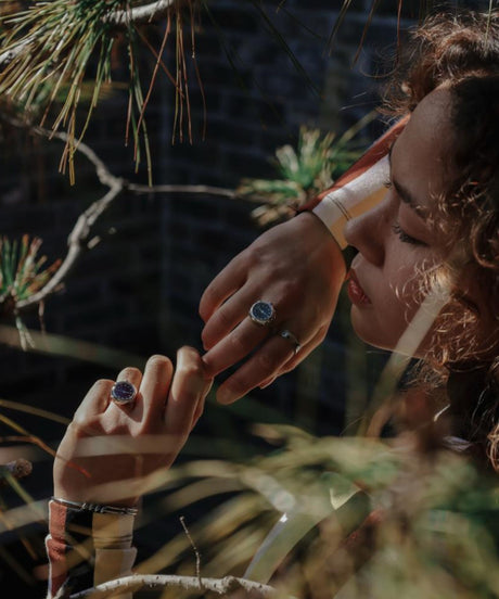 Bagues montres Maison Davis portées au doigt – collection de montre bagues